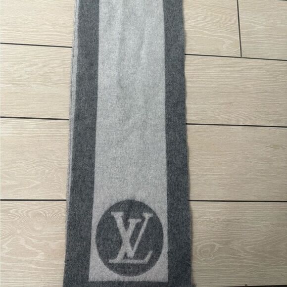 Used excellent condition LV Elegant Gray Wool Scarf - Picture 7 of 7